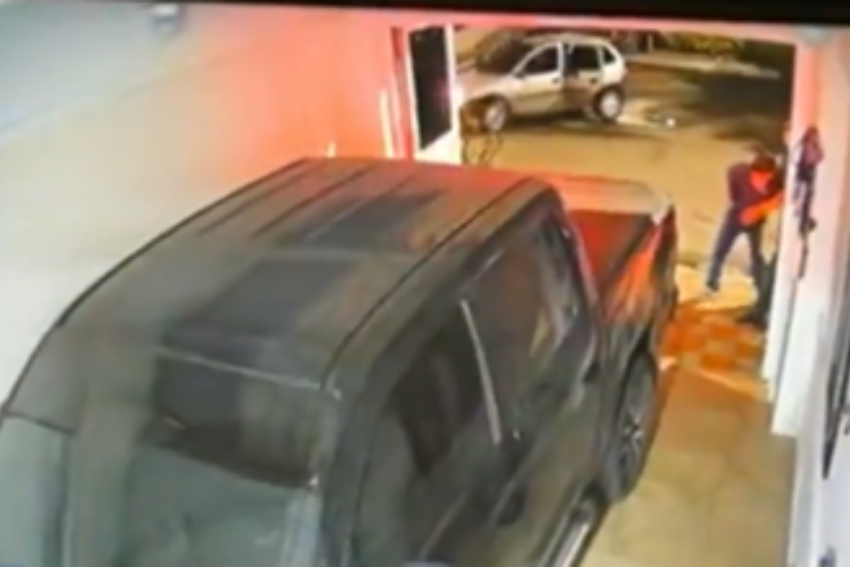 Nuevo robo a camioneta guardada en garaje de casa en Bogotá. Ladrones vienen cometiendo estos hurtos y golpearon a mujeres. 