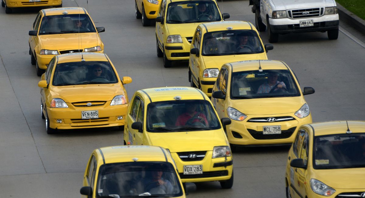 Desde el Ministerio de Transporte criticaron a los taxistas en Colombia por utilizar aplicaciones como Uber, Didi y Cabify pero pedir su prohibición.