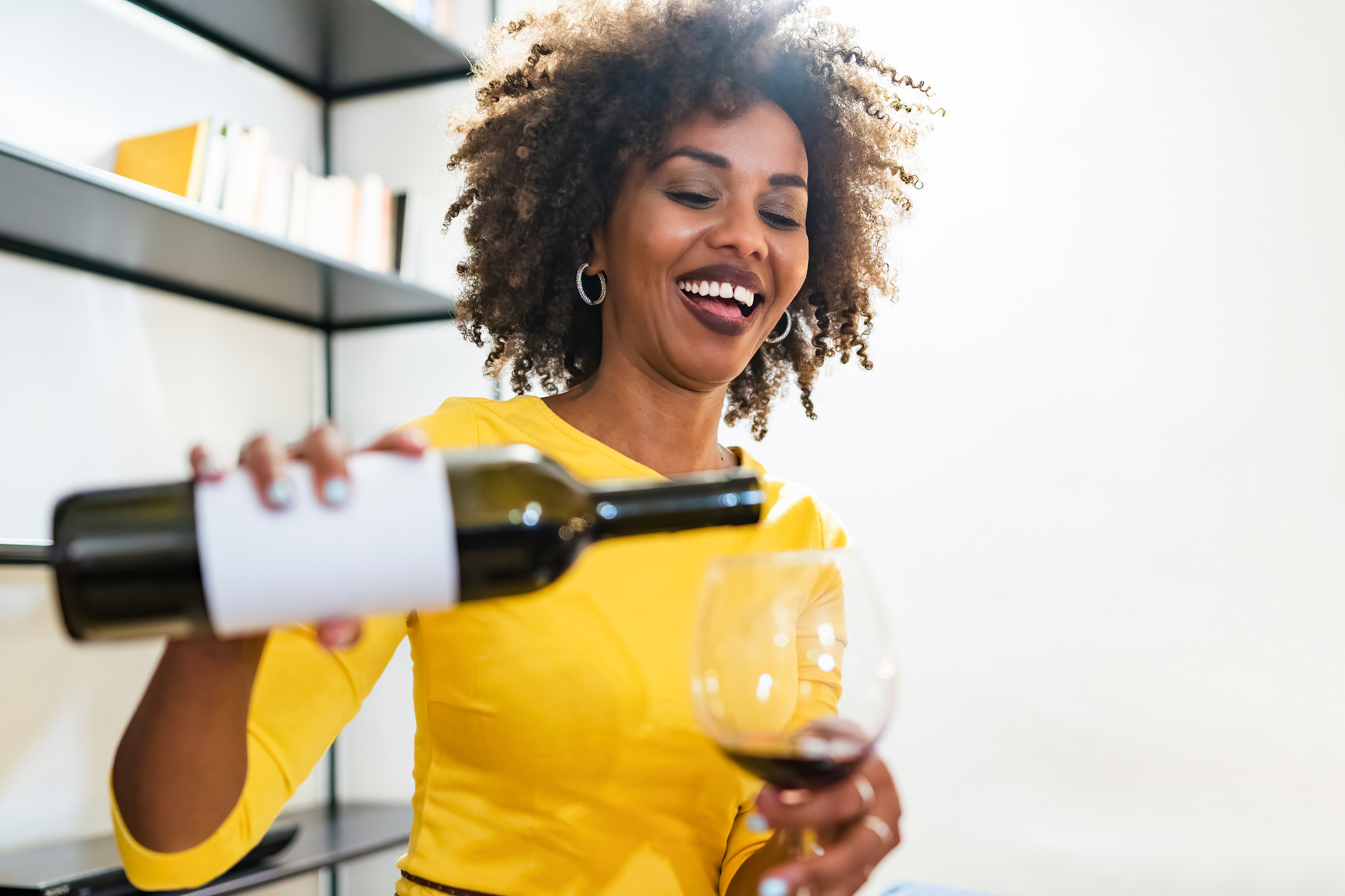 Tomar una copa de vino todos los día puede tener beneficios en la salud cardiovascular gracias a sus antioxidantes.
