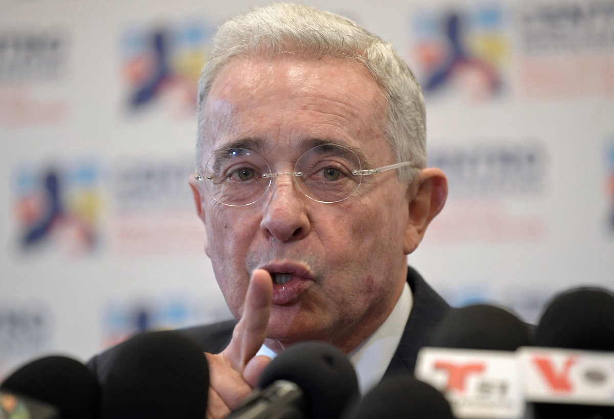 Álvaro Uribe recuerda que es papá de nueva jornada laboral  y critica a Petro