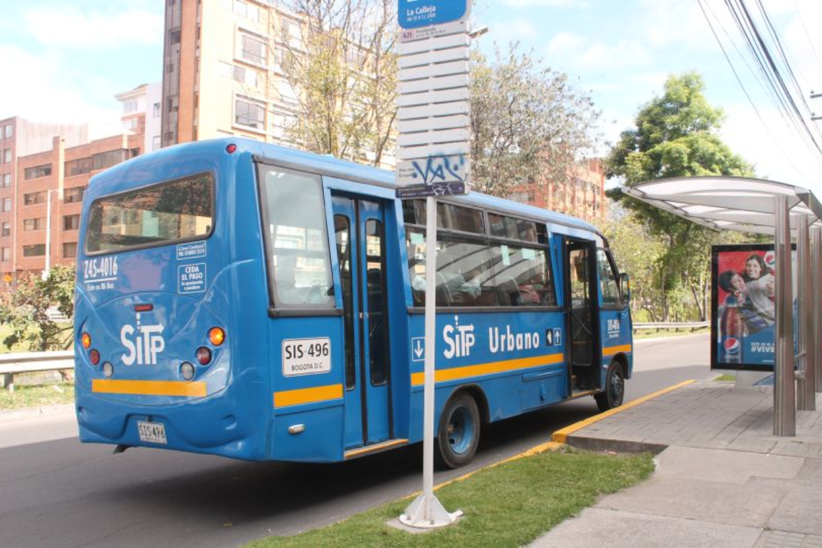 Atraco masivo a pasajeros de un bus del SITP cerca al centro comercial Hayuelos en Bogotá. Cuatro ladrones se subieron al vehículo y robaron a ocupantes.