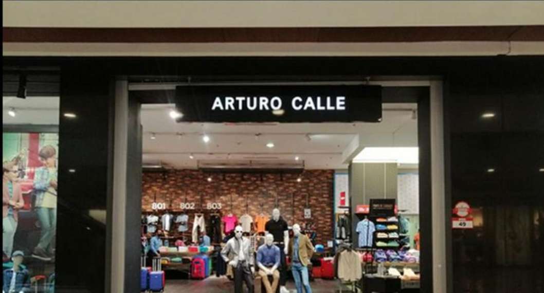 Foto de tienda de Arturo Calle, que está abajo de Pat Primo, Leonisa y Zara en grupos de moda en Colombia