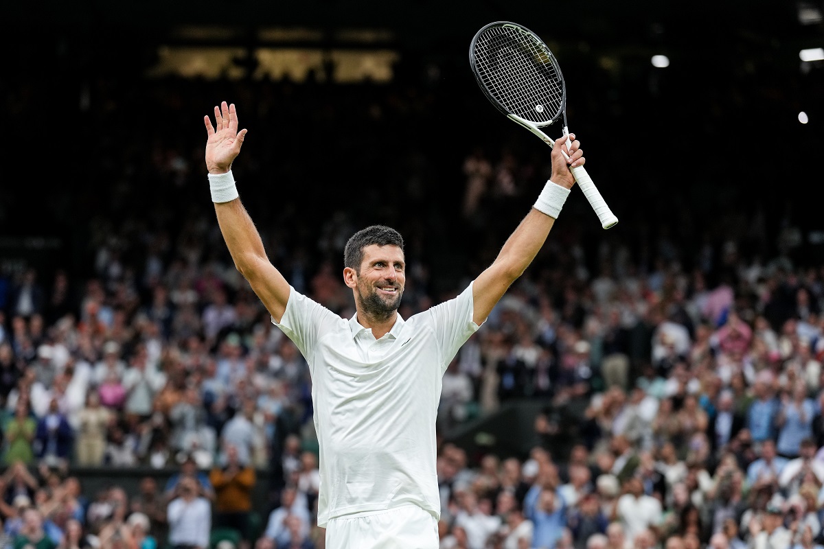 El tenista serbio Novak Djokovic le ganó al italiano Jannik Sinner y jugará la final de Wimbledon. Ya tiene 7 títulos en el campeonato y busca el récord.