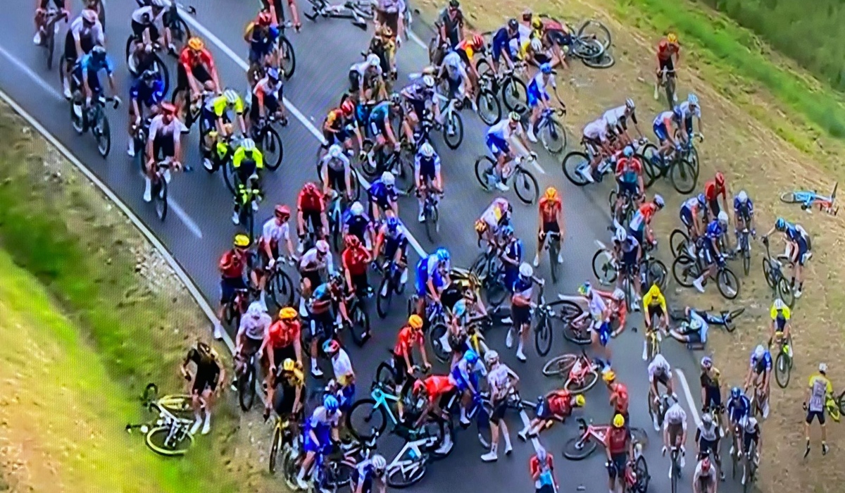Impresionante accidente en Etapa 14 del Tour de Francia; 2 ciclistas colombianos, afectados