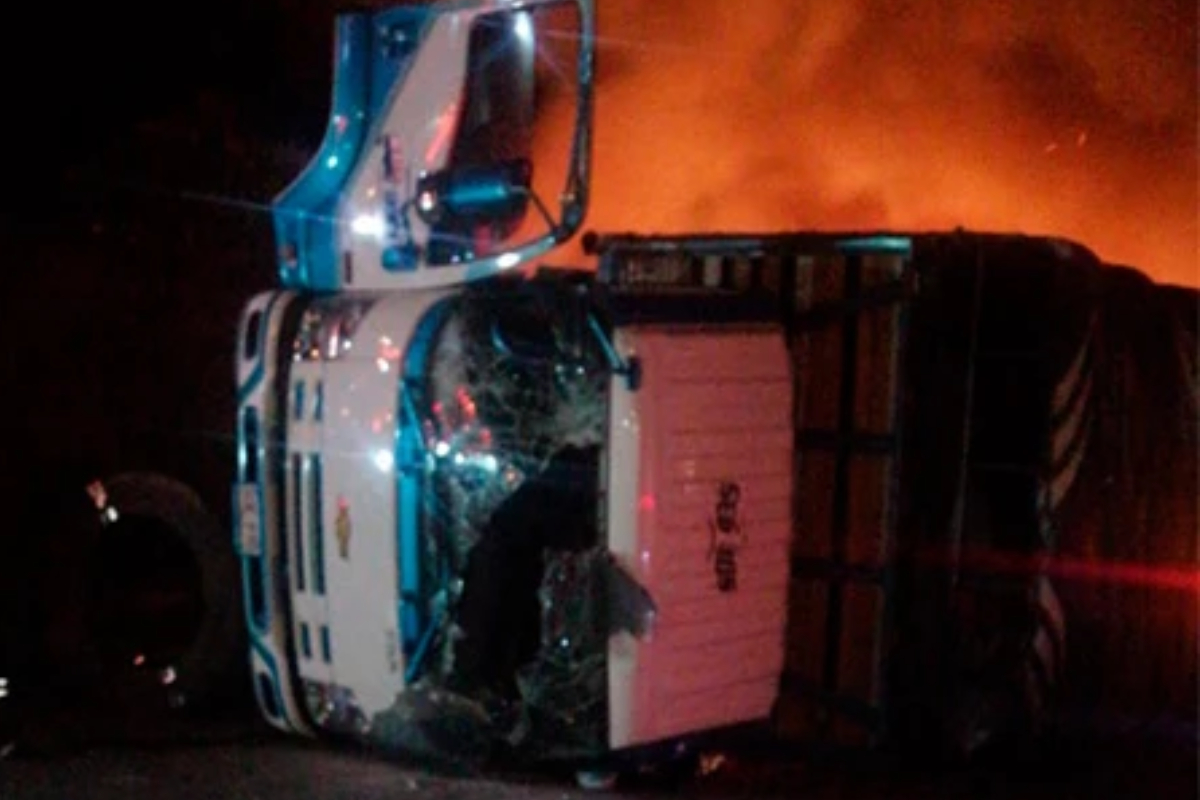 Grave accidente involucró cuatro vehículos en la vía Girardot-Bogotá que incluso provocó un incendio. La vía estuvo con paso restringido durante unas horas