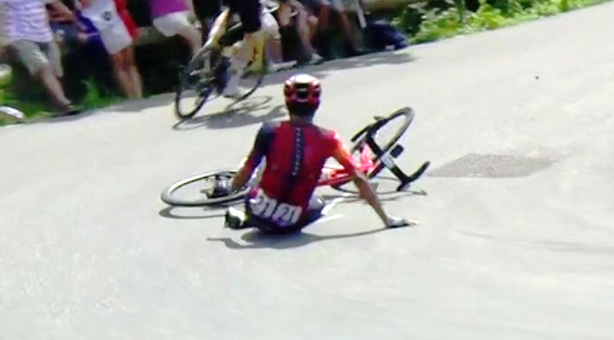 Caída de Egan Bernal en etapa 17 de Tour de Francia; el colombiano continuó
