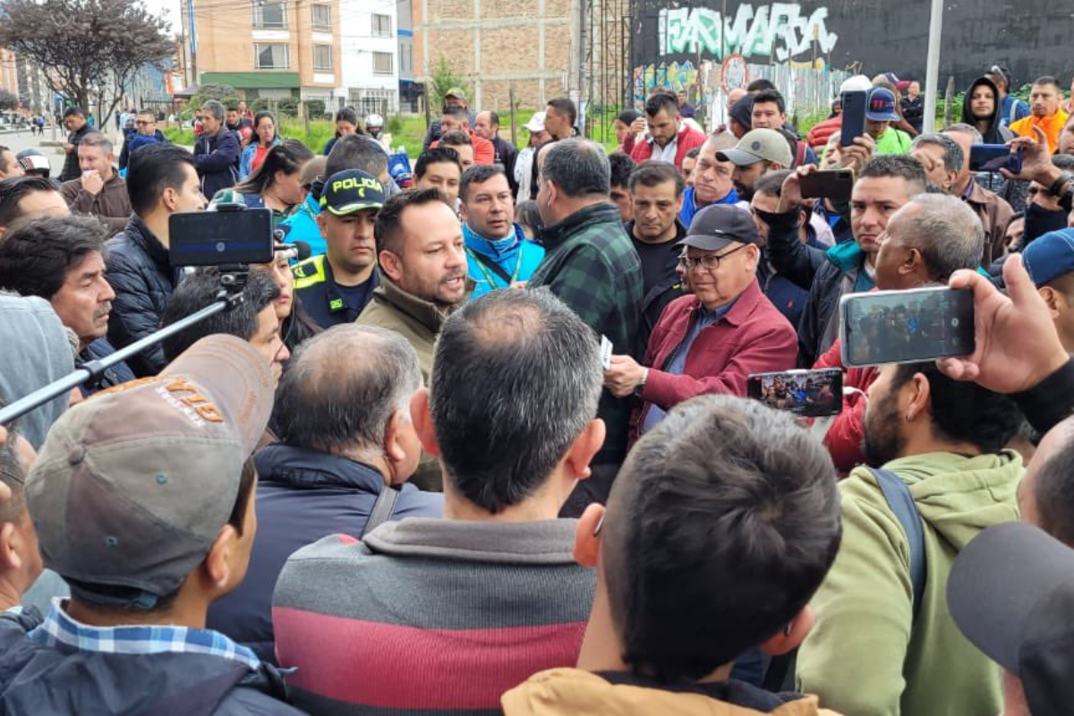 Bloqueos en Zipaquirá por parte de transportadores que se quejan de los altos cobros de las multas y no hay paso hacia Bogotá y Cajicá. 