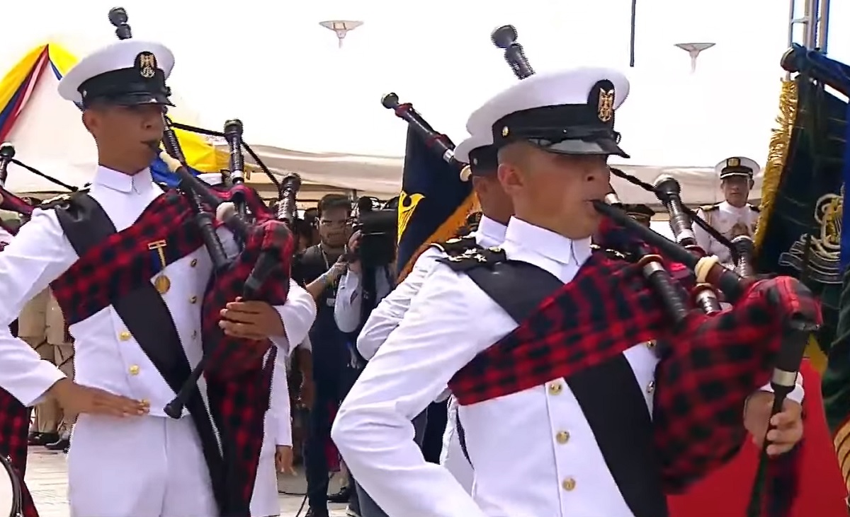 Uniformados con gaitas en desfile del 20 de julio en San Andrés, en nota sobre precio de ese instrumento