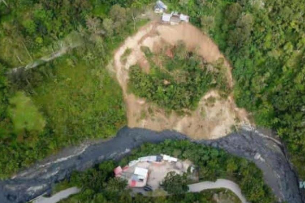 Nuevo deslizamiento en Quetame, Cundinamarca, lo que obligó a suspender labores de búsqueda en el municipio. 