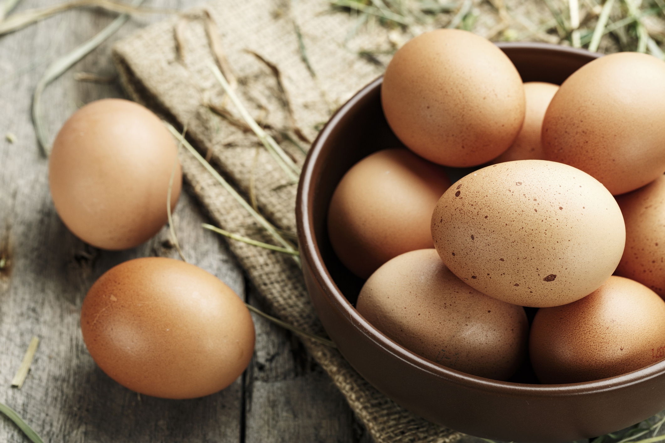 Huevos: razones por las cuales no debe guardarlos en la nevera