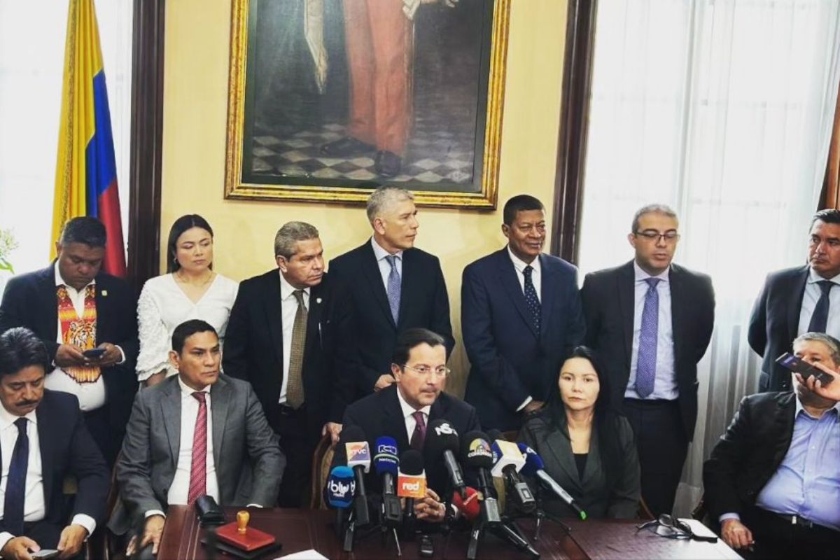 Cambio Radical radicó su contrarreforma a salud, en oposición a la propuesta de gustavo Petro. en ella buscan que las EPS sigan siendo el eje central del sistema de salud colombiano.