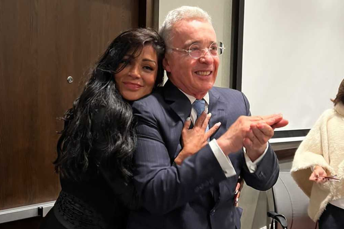 La cantante colombiana Marbelle despertó su 'amor sincero' hacia Uribe con foto dándole un pico y un emotivo mensaje en el que le demostró su cariño. 