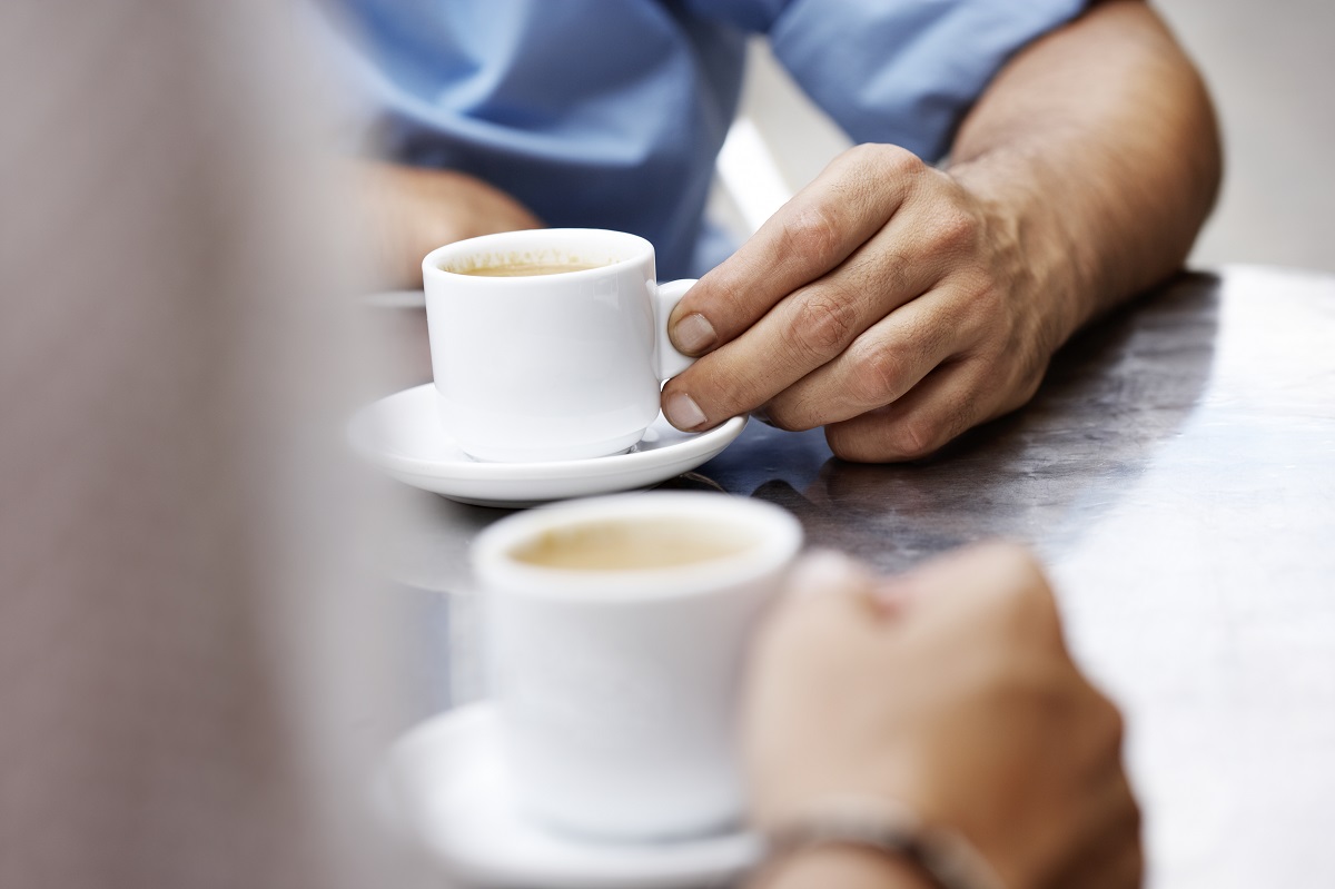 Científicos descubrieron que el café expreso ayuda a prevenir la acumulación de una proteína en el cerebro que está asociada con el Alzheimer. 