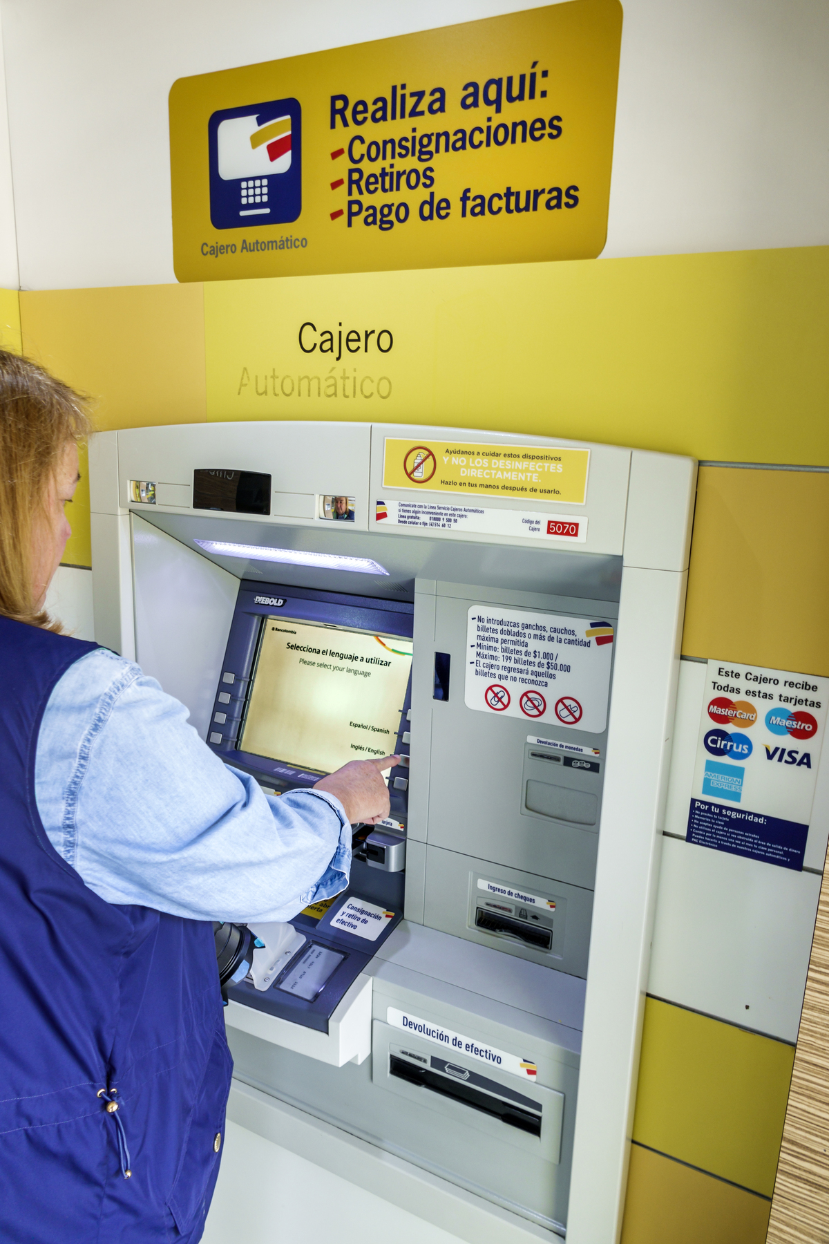 Este es el proceso para retirar dinero en efectivo en un cajero automático con la tarjeta de crédito.
