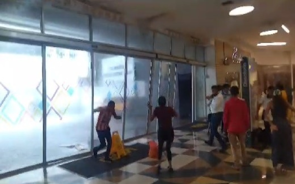 Vendaval tumbó la entrada principal de centro comercial y clientes se salvaron por un pelo.