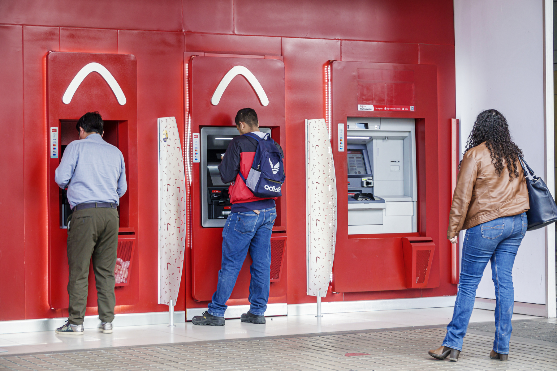Proceso para enviar dinero efectivo a Daviplata desde un cajero automático.