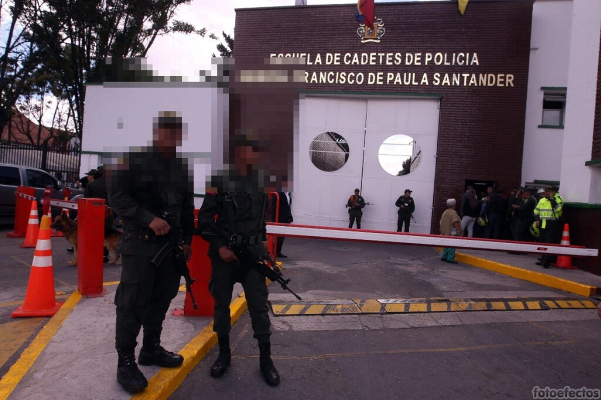 Extraña muerte de joven policía en la Escuela General Santander, de Bogotá. Familia pide respuestas, pues no les han explicado lo que sucedió. 