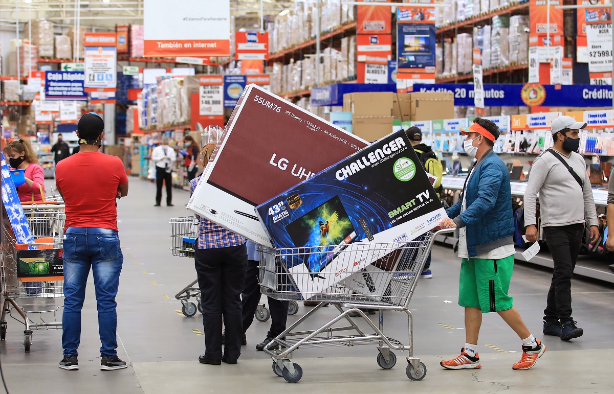 Personas comprando televisores, en nota sobre descuentos por el  aniversario de Olímpica y Alkosto