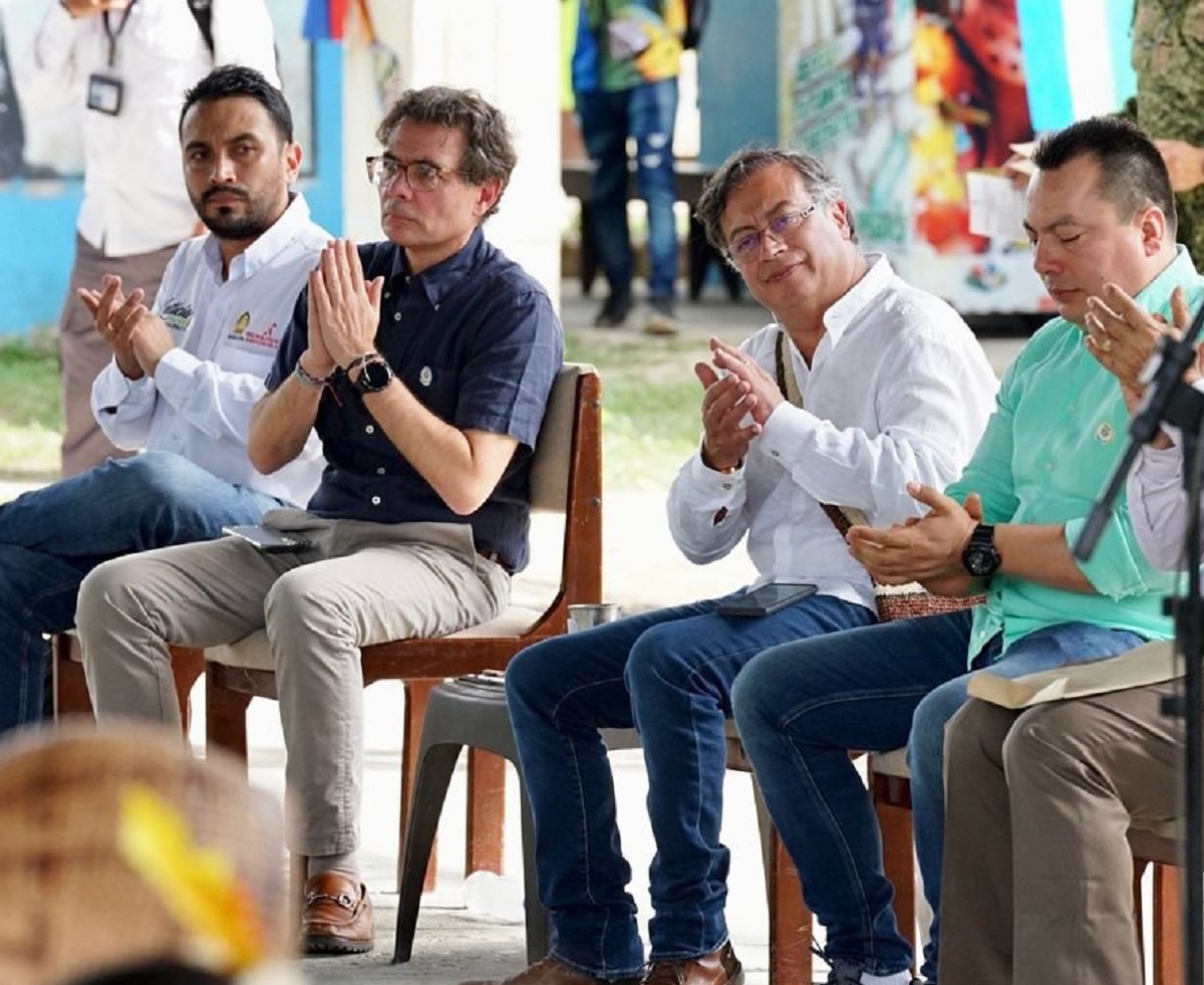 Alejandro Gaviria (centro izquierda), en un evento como ministro de educación del presidente Gustavo Petro (centro derecha).