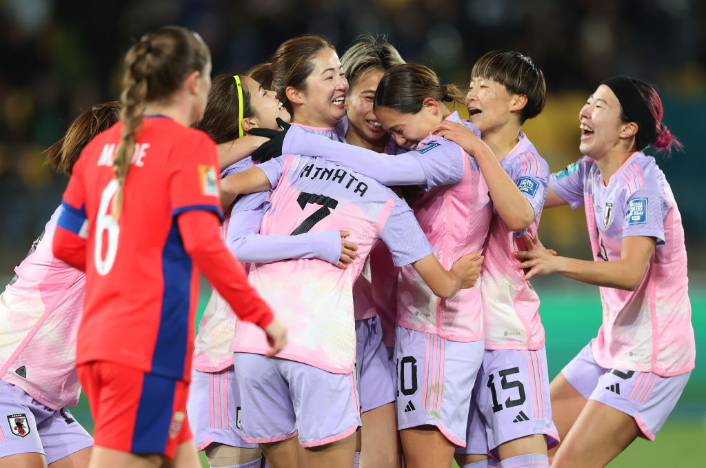 Jugadoras de Japón celebran victoria sobre Noruega en Mundial femenino 2023.