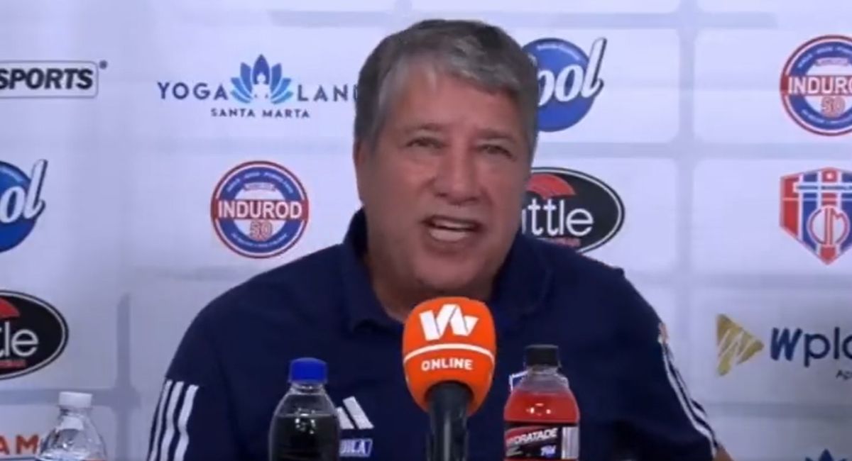 
‘Bolillo’ Gómez se molestó con periodista de Telecaribe que le preguntó sobre crisis en Junior y si va a renunciar al equipo.