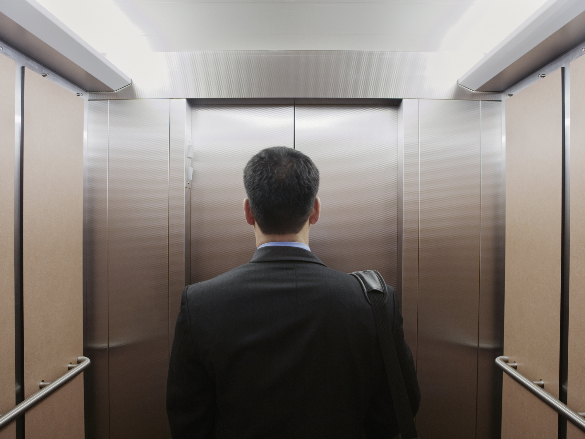 Qué significa soñarse dentro de un ascensor que sube, baja o se mantiene quieto: aislamiento, preocupaciones, aspiraciones, metas y otros significados