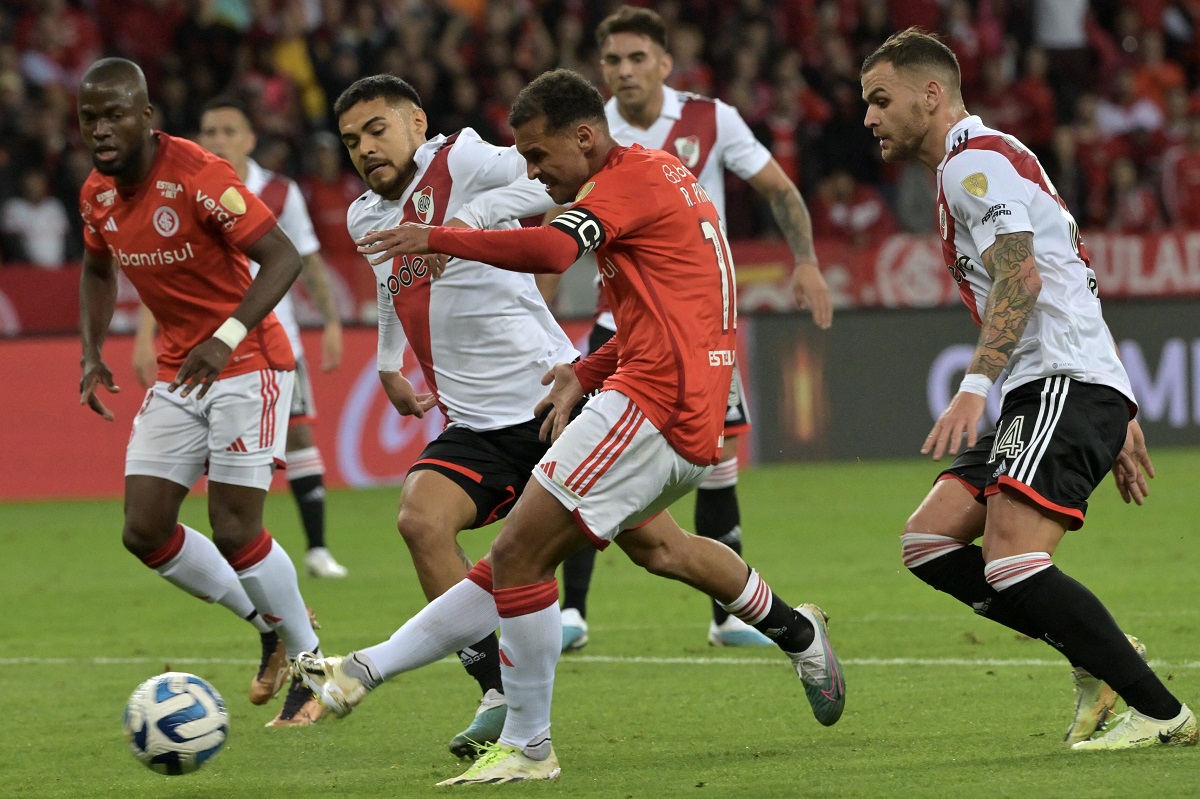 Escena del partido en el que Internacional de Portoalegre eliminó a River Plate de la Copa Libertadores.