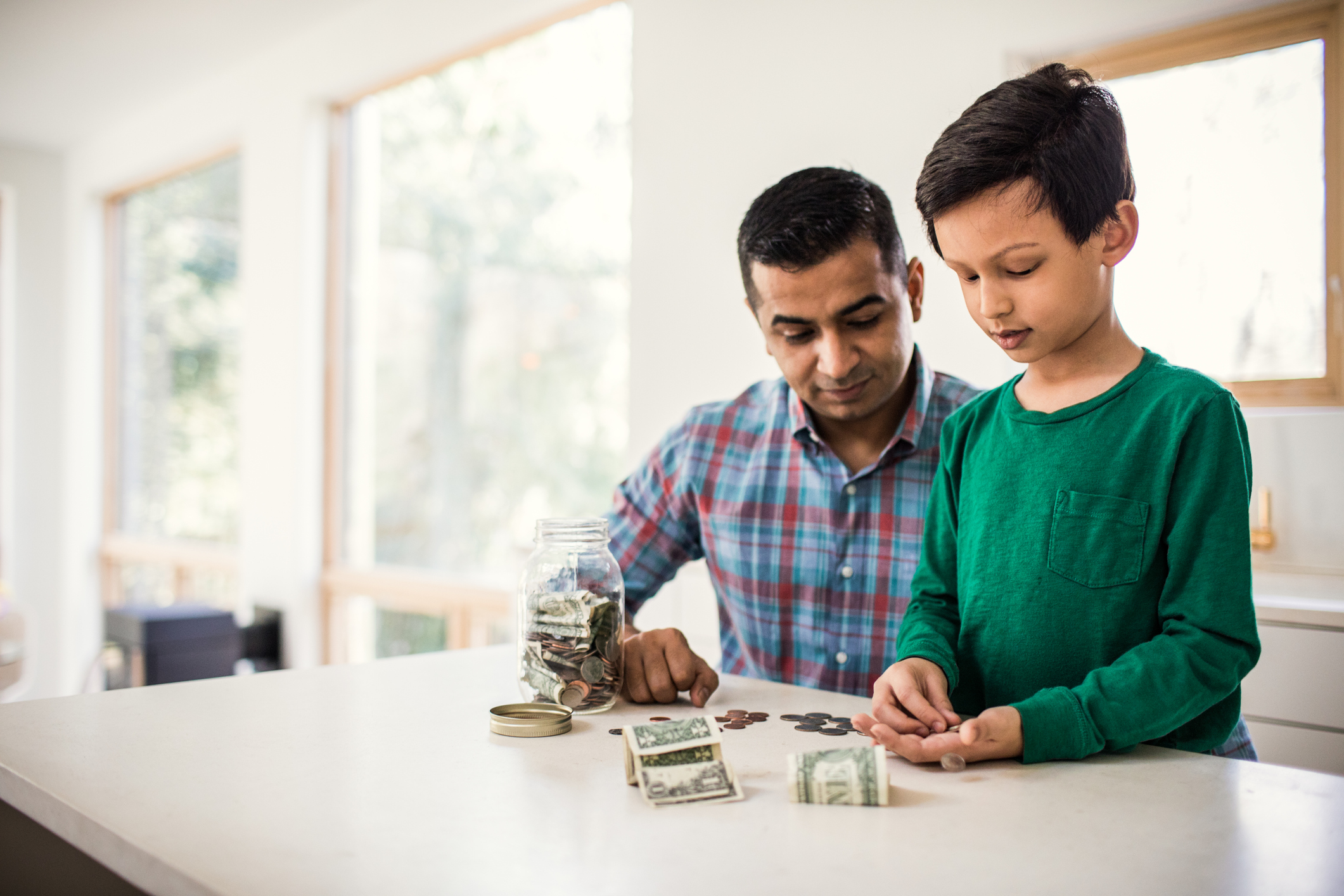Cómo enseñarles a los niños sobre educación financiera de manera fácil; aplique estos 7 consejos con sus hijos para que tengan buenos hábitos con el dinero.