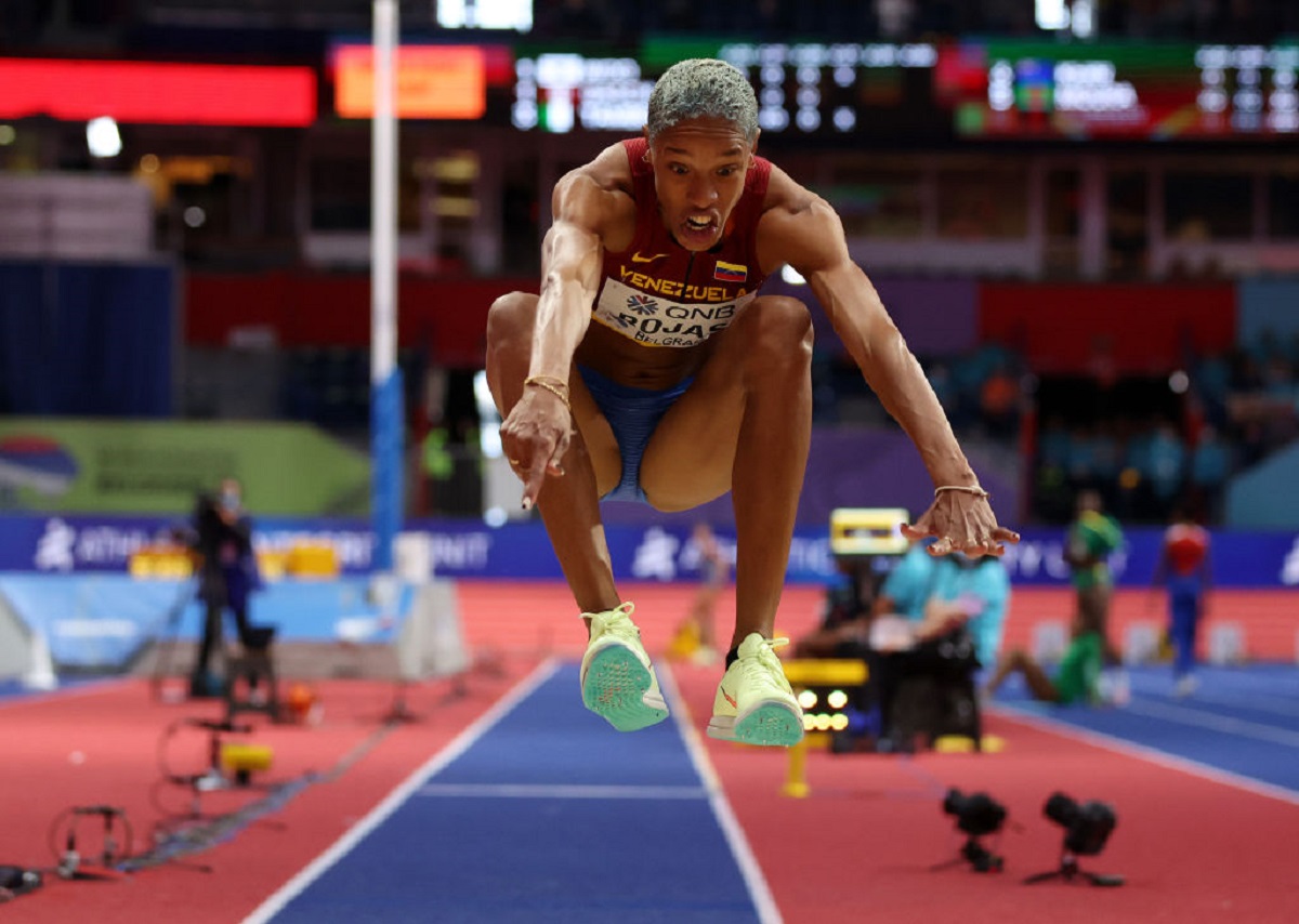 La reina del atletismo mundial, la venezolana Yulimar Rojas, se inspira para saltar al ritmo de Diomedes Díaz. Canta y baila con sentimiento.