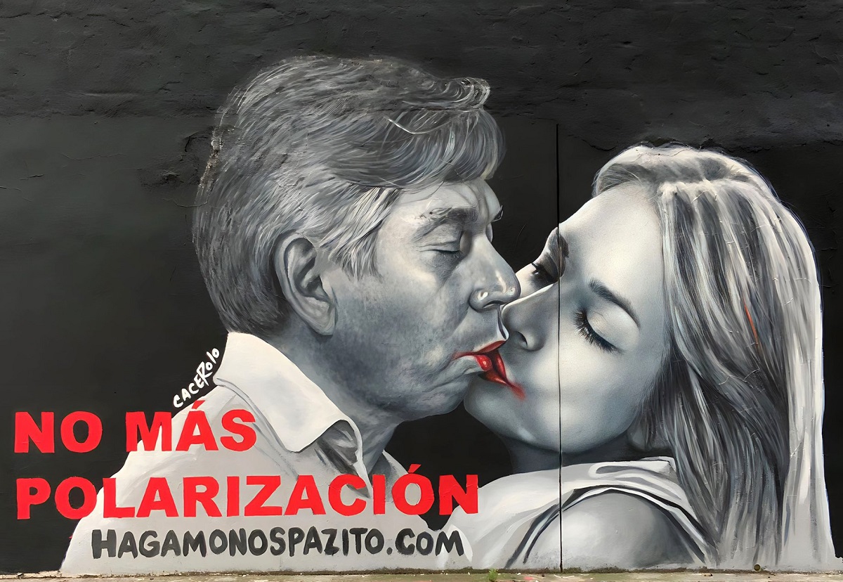 Mural de 'Cacerolo' en el que aparece Daniel Coronell y Vicky Dávila besándose.