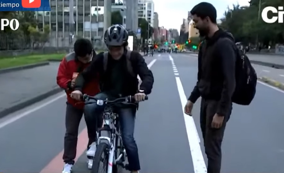 Periodista de Citytv ayudó en vivo a joven que estaba aprendiendo a montar bicicleta.