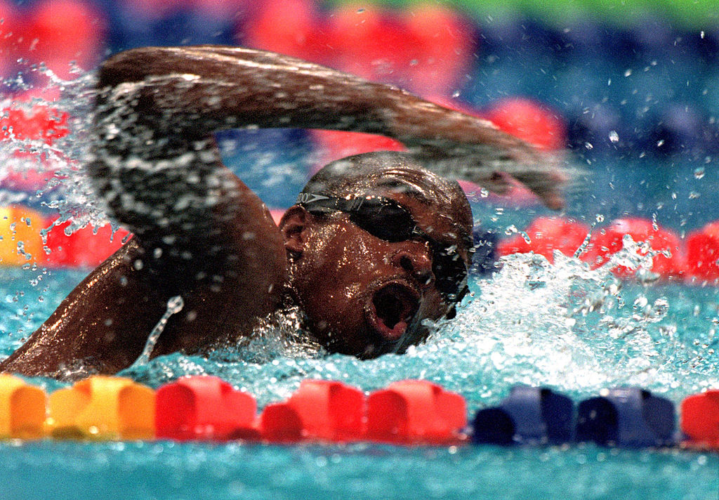 La historia de Eric Moussambani; el nadador de Guinea Ecuatorial que sin experiencia, logró competir en los Juegos Olímpicos de Sydney 2000