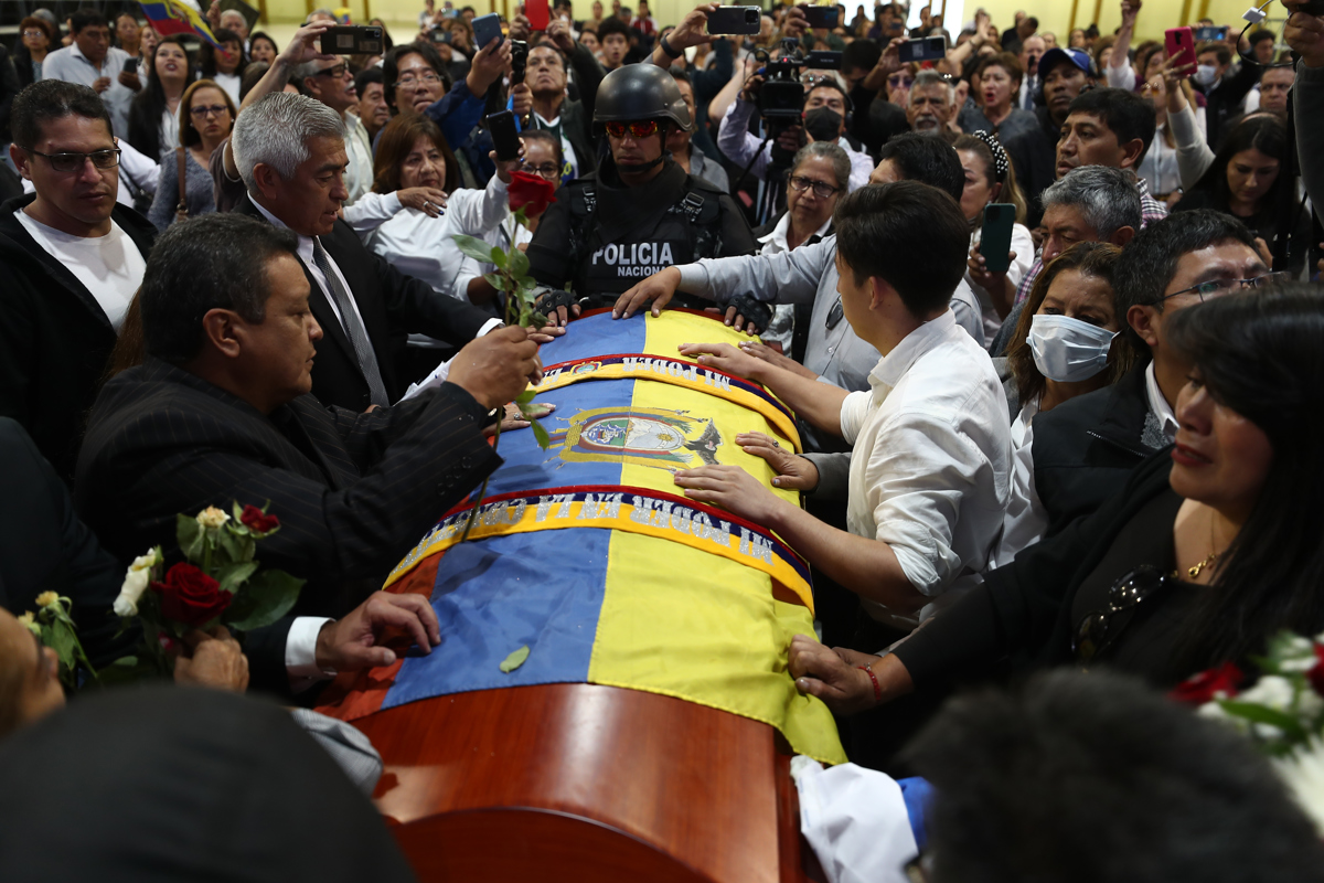 Seguidores y familiares despiden al asesinado candidato presidencial ecuatoriano Fernando Villavicencio, este viernes 12 de agosto en Quito.