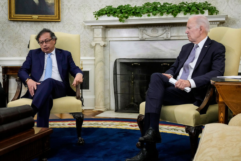 El presidente Gustavo Petro y su homólogo estadounidense Joe Biden, quien extendió ayuda antidrogas a Colombia.