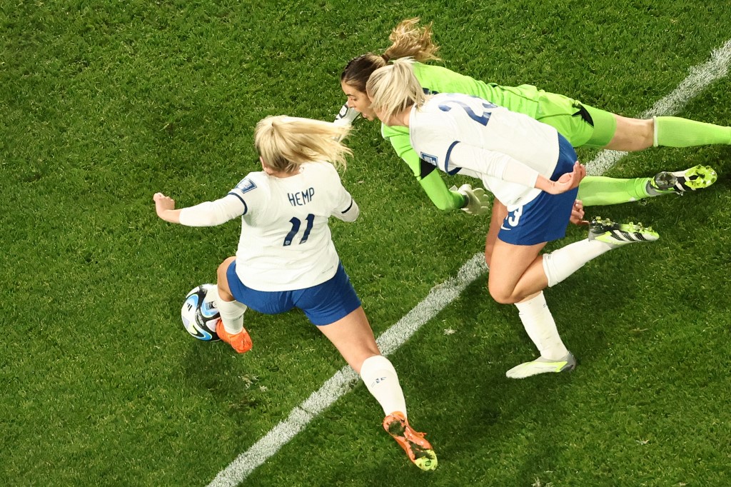 Lauren Hemp aprovecha error de Catalina Pérez para empatar el partido Inglaterra vs. Colombia del Mundial Femenino.