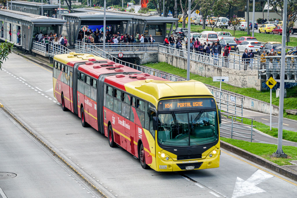 Propuestas sobre pasajes gratis de Transmilenio en Bogotá de Jorge Enrique Robledo y Diego Molano.
