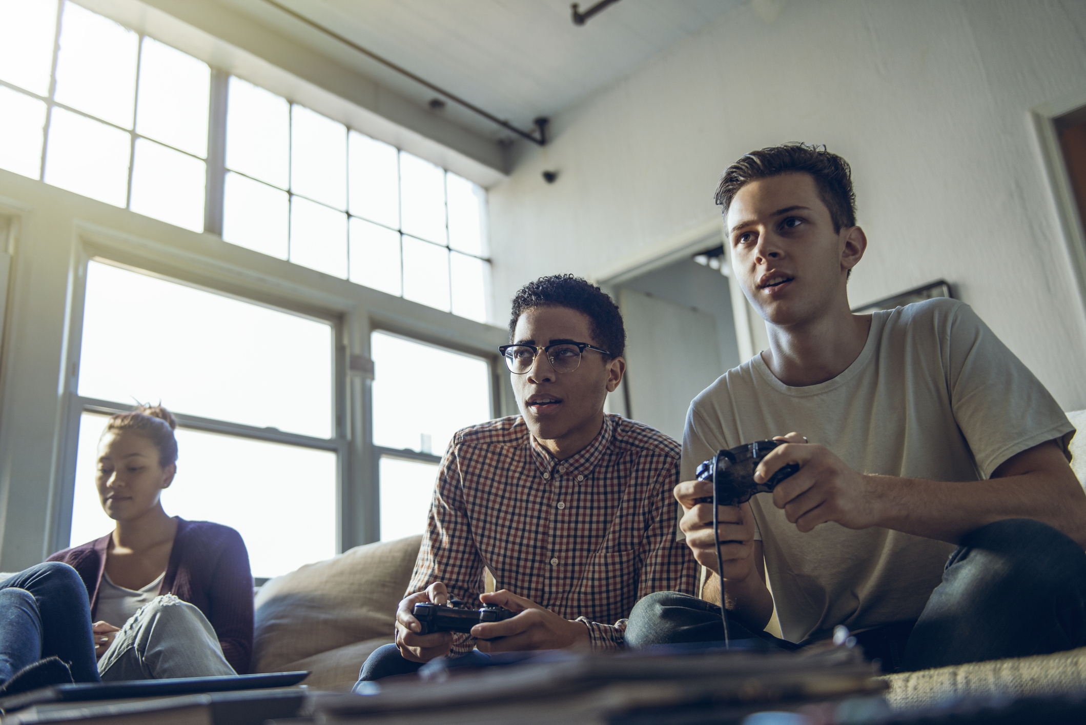 Jóvenes jugando videojuegos. En relación con evento en Bogotá.