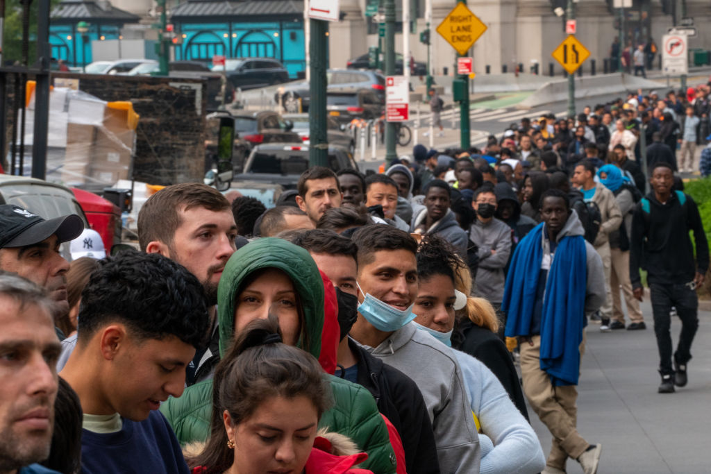 Inmigrantes hace filas para solicitar ayudas en Nueva York.