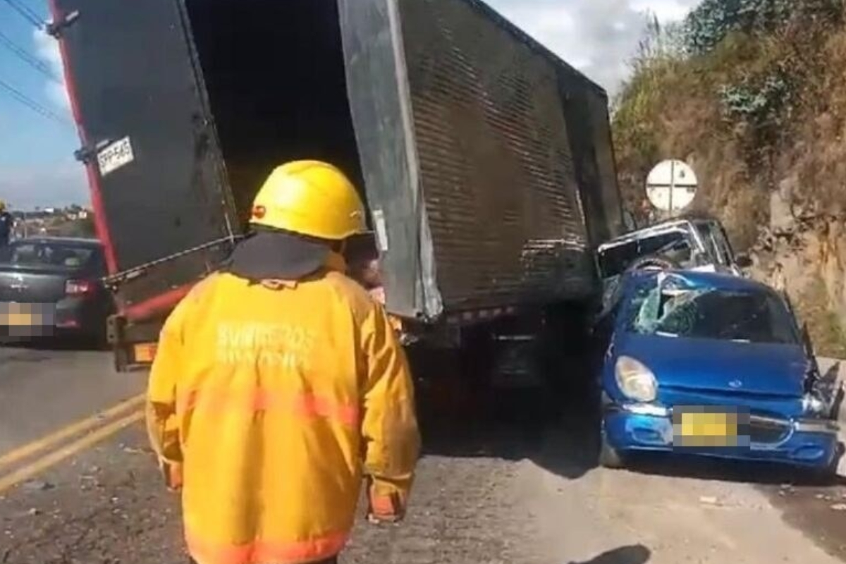 Furgón estrelló a cuatro carros en la vía Bogotá-Girardot porque el conductor perdió el control del vehículo. La carretera presenta un largo trancón. 