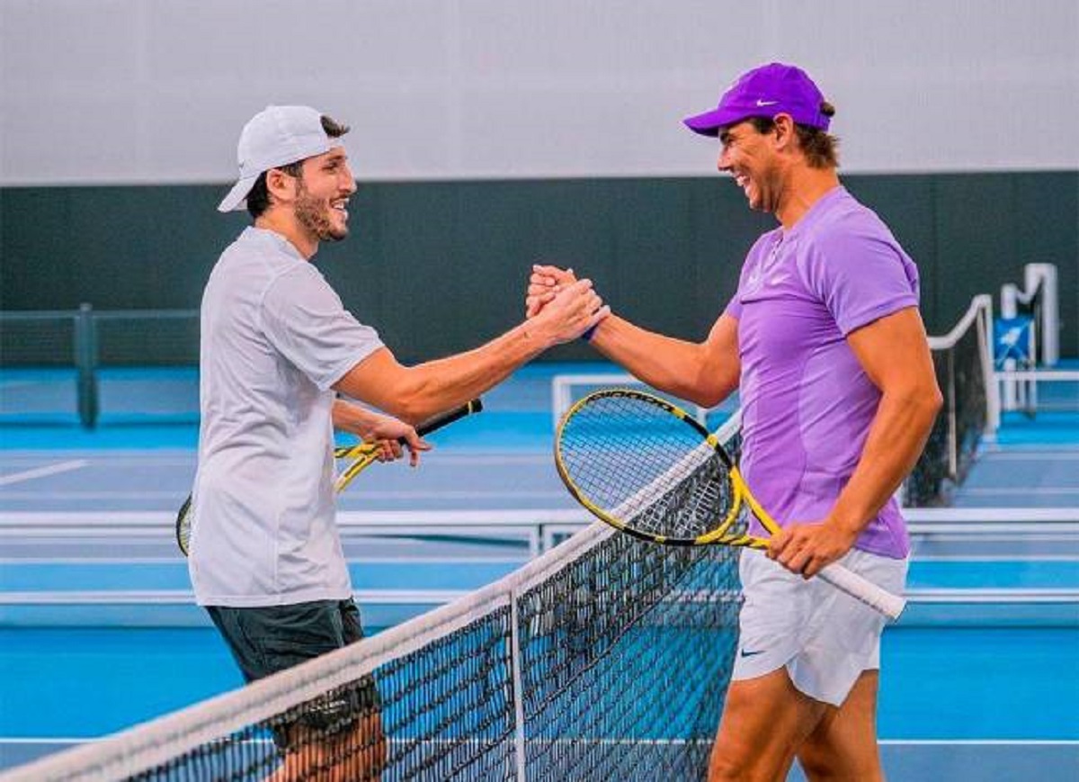 El cantante Sebastián Yatra entrena con la leyenda Rafael Nadal para enfrentar a la nueva estrella del tenis mundial Carlos Alcaraz.