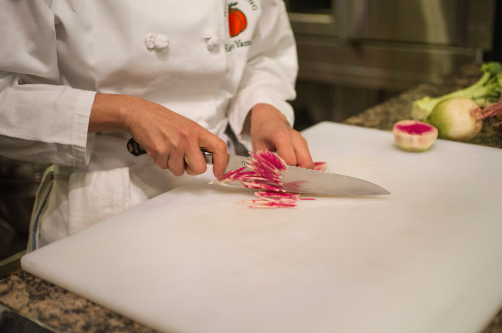 Tabla de picar, cocineros expertos aclaran si pueden o no ser de madera