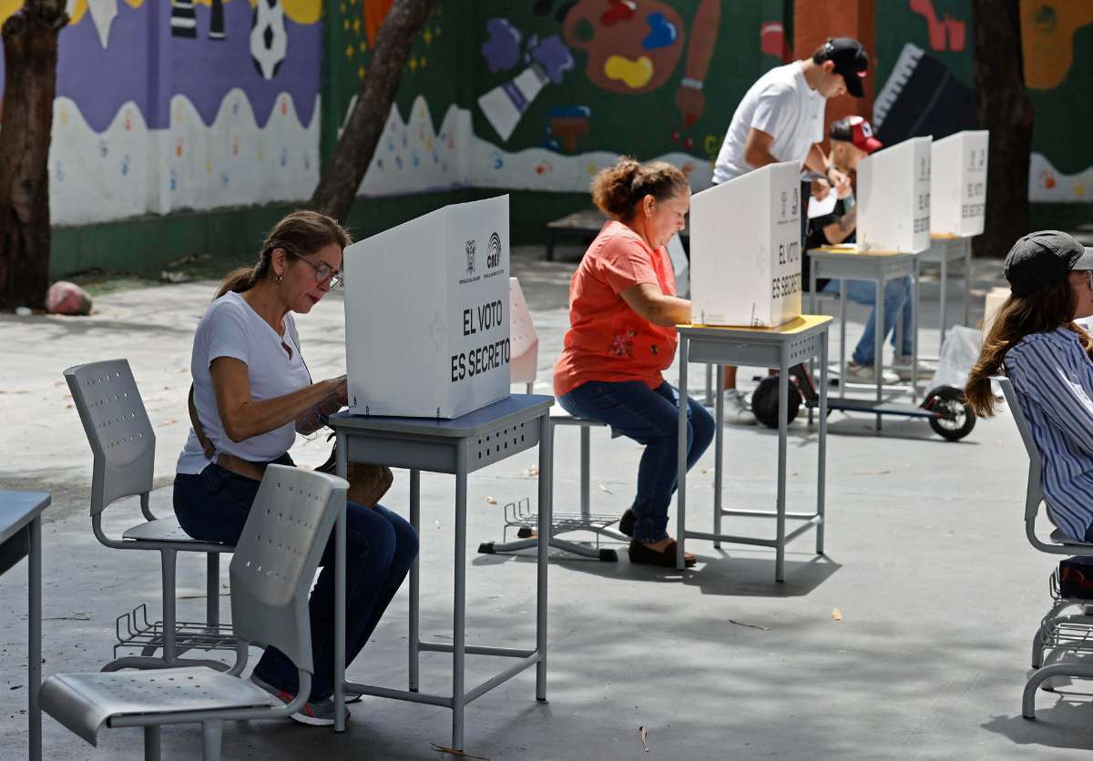 Foto de comicios en Quito, en nota de elecciones de Ecuador: denuncian ciberataques en sistema de votos en el exterior.
