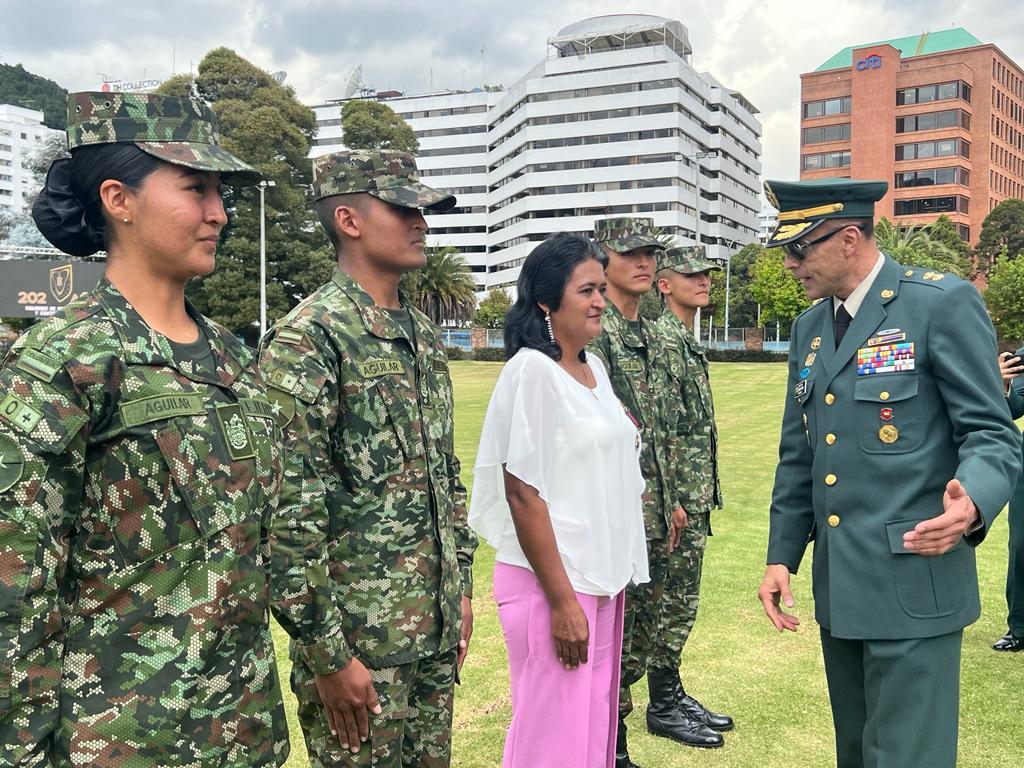 Ejército dio medalla de heroína nacional a una mamá boyacense por llevar a cuatro hijos a prestar servicio militar