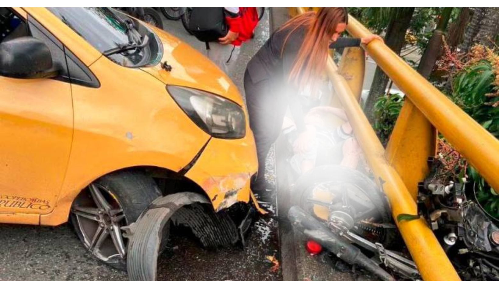 Accidente en Medellín: motociclista se salvó de milagro de caer al vacío