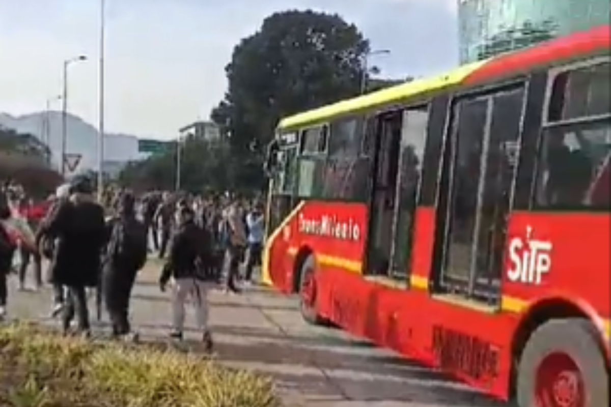 Hombre que quería colarse en Transmilenio fue atropellado por un bus en Bogotá. El usuario fue llevado a un centro asistencial cercano en la calle 26. 