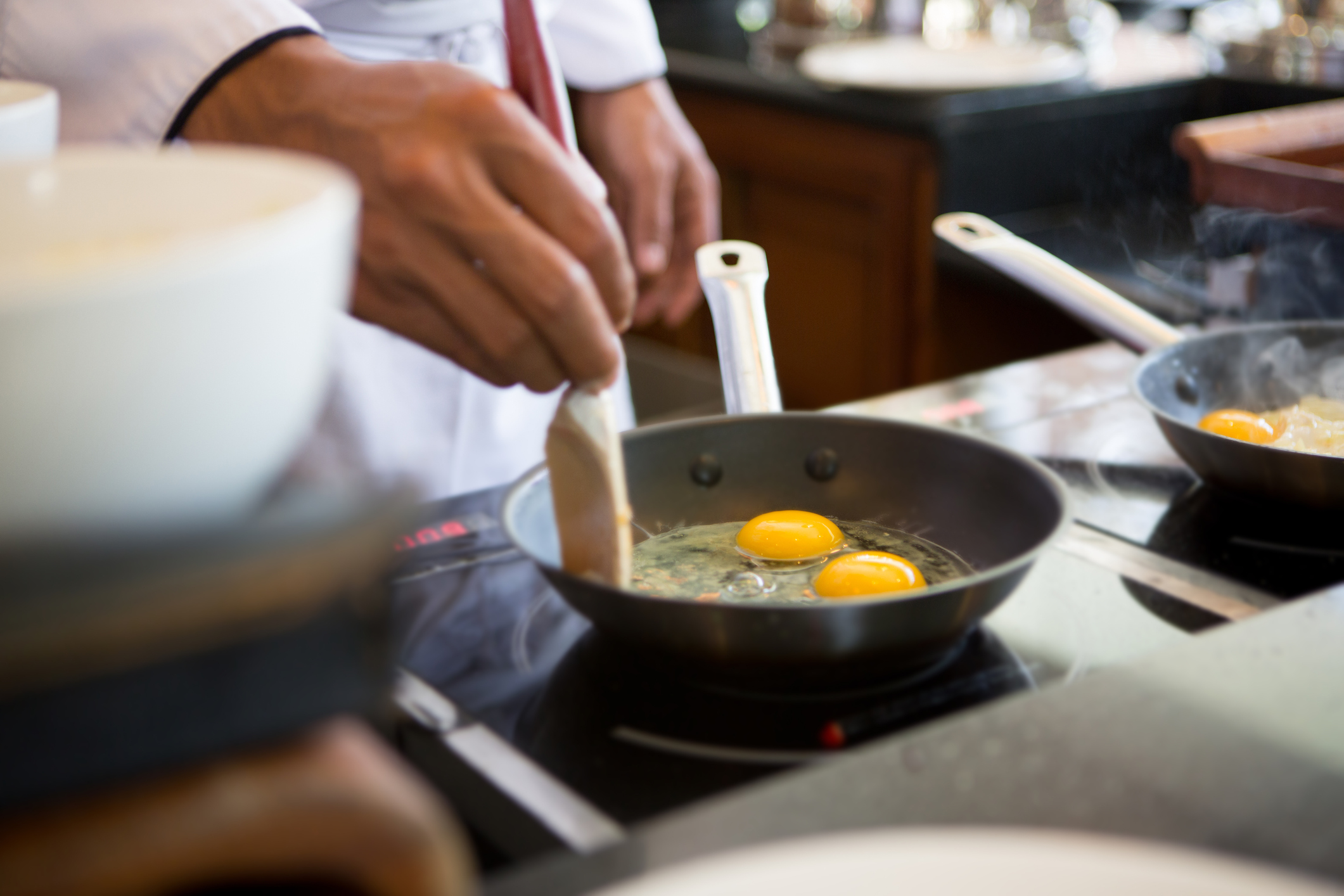 Cómo preparar un huevo frito sin que el aceite salpique; evite sufrir alguna quemadura o causar desastres en la cocina con este truco fácil e inmediato.