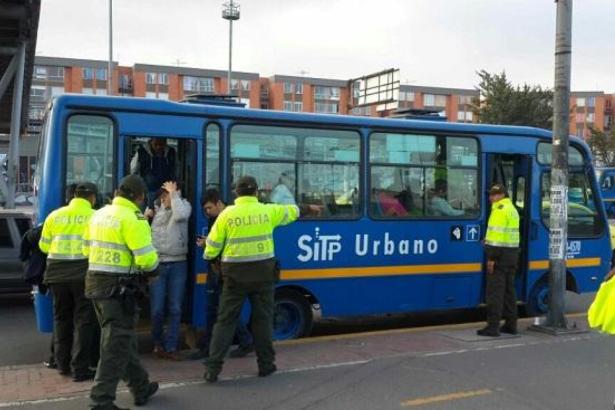 Robo a pasajeros de un bus del SITP en Bogotá terminó en balacera con un muerto y 3 heridos. Al menos 10 personas fueron hurtadas. 