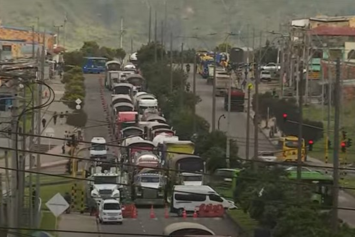 Enorme trancón a la salida de Bogotá hacia Villavicencio por el cierre de la vía al Llano. Transportadores impiden el paso del tráfico. 