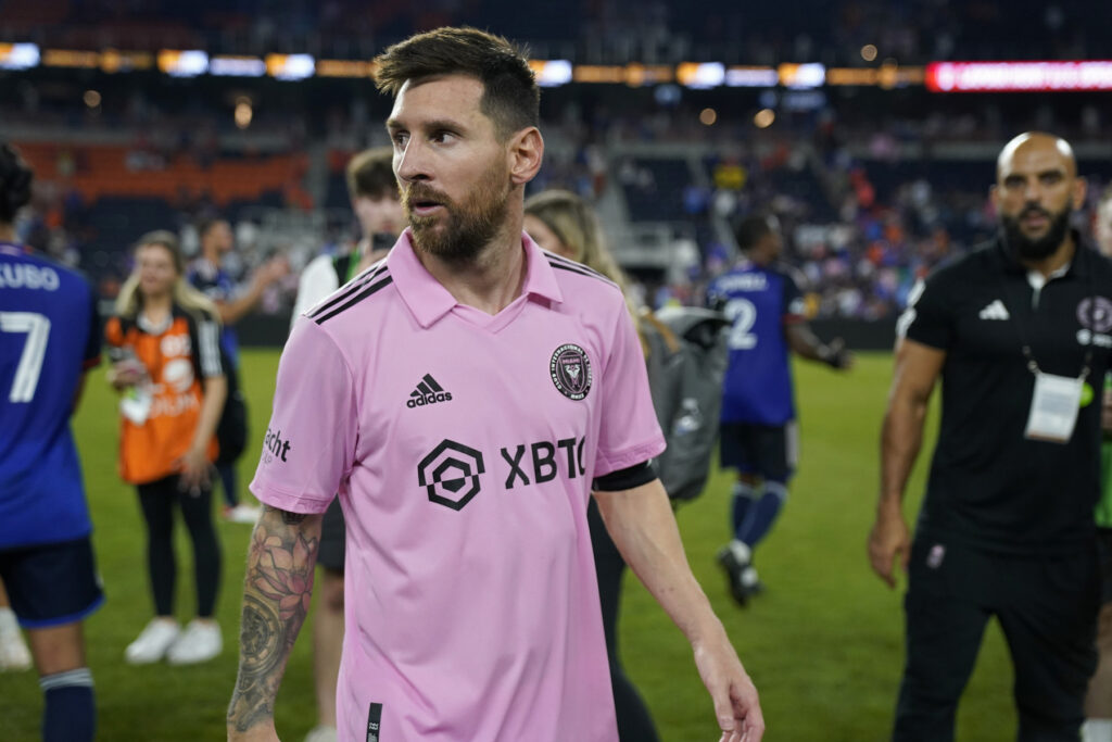 Lionel Messi después de clasificar a la final de la US Open Cup, vigilado por su guardaespaldas. / Getty