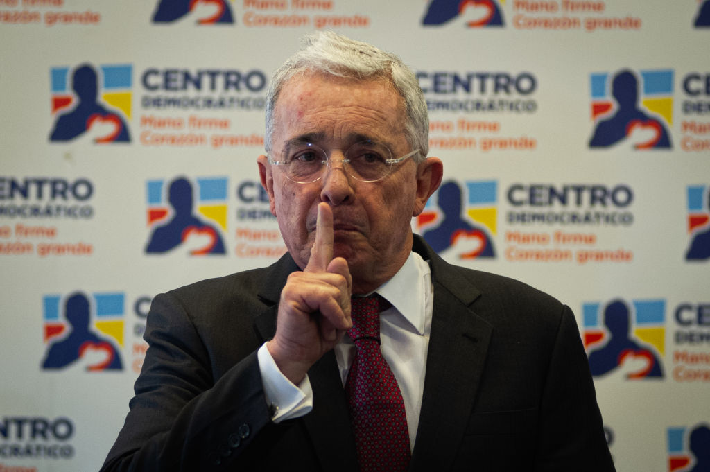 Álvaro Uribe. En relación con los exámenes que le piden al presidente.